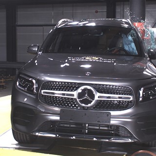 Mercedes-Benz GLB - Pole crash test 2019