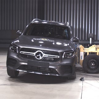 Mercedes-Benz GLB - Side crash test 2019