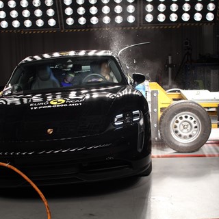 Porsche Taycan - Side crash test 2019