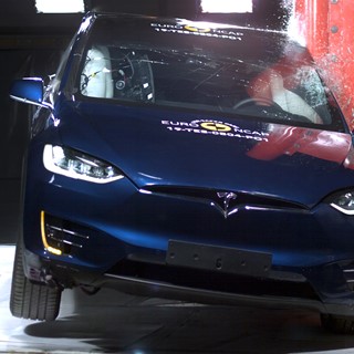 Tesla Model X - Pole crash test 2019