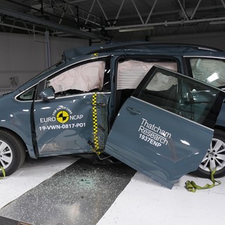 Volkswagen Sharan - Pole crash test 2019 - after crash