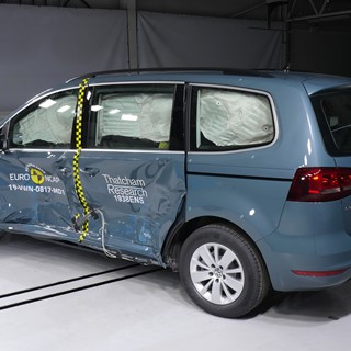 Volkswagen Sharan - Side crash test 2019 - after crash