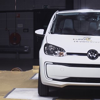 Volkswagen up! - Pole crash test 2019