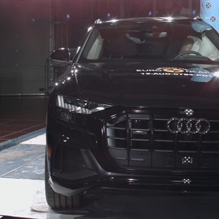 Audi Q8 - Pole crash test 2019