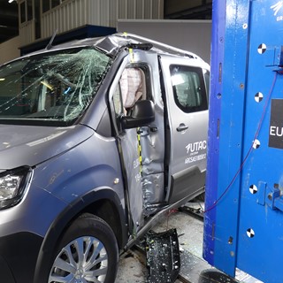 Peugeot Rifter - Pole crash test 2018 - after crash