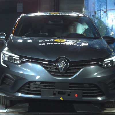 Renault Clio E-TECH Hybrid - Pole crash test 2019