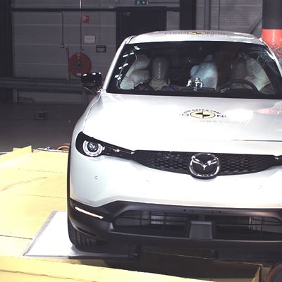 Mazda MX-30 - Side Pole test 2020