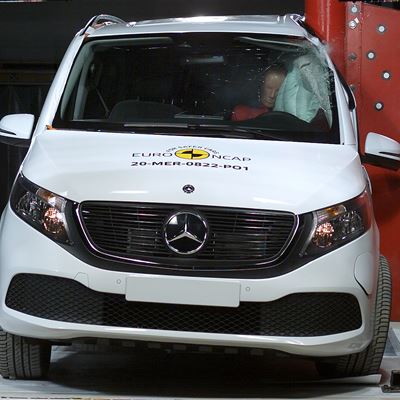Mercedes-Benz EQV - Pole crash test 2014