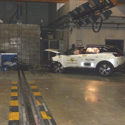 Peugeot 3008 Hybrid4 - Frontal Offset Impact test 2016 - after crash