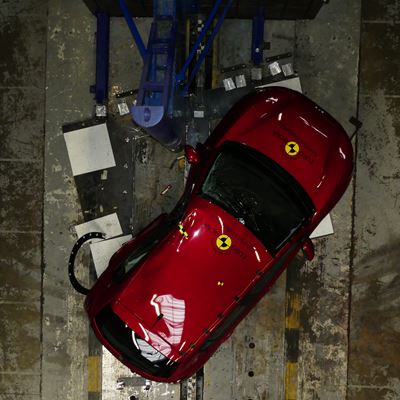 Peugeot e208 - Pole crash test 2019 - after crash