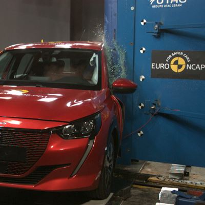 Peugeot e208 - Pole crash test 2019