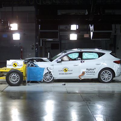 SEAT Leon e-Hybrid - Mobile Progressive Deformable Barrier test 2020