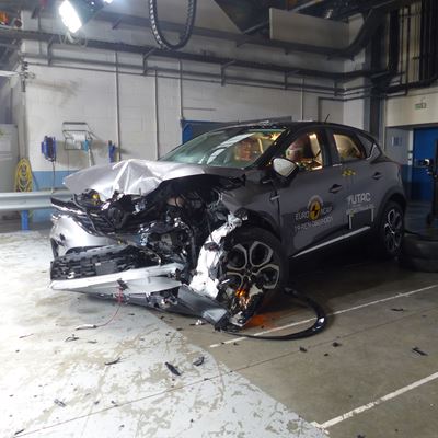Renault Captur - Frontal Offset Impact test 2019 - after crash