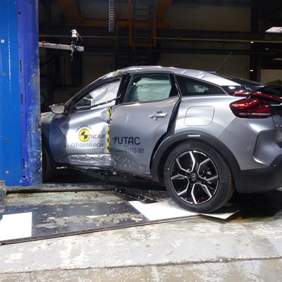 Citroën ë-C4 - Side Pole test 2021 - after crash