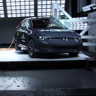 VW Golf PHEV - Pole crash test 2019