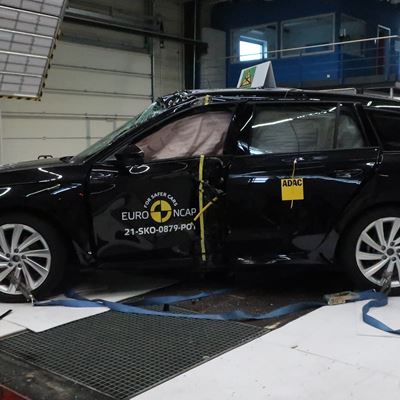 Škoda Octavia iV - Pole crash test 2019 - after crash