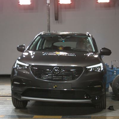 Opel/Vauxhall Grandland X Hybrid - Side crash test 2017