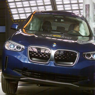 BMW iX3 - Pole crash test 2017