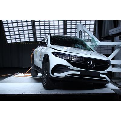 Mercedes-EQ EQA - Pole crash test 2019