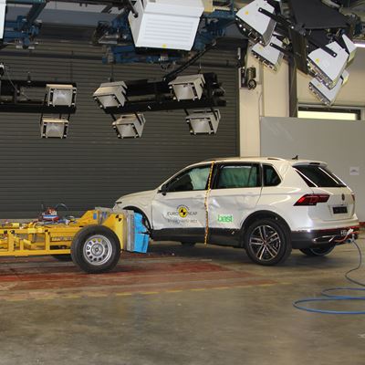 VW Tiguan eHybrid - Side crash test 2016 - after crash