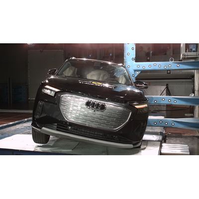 Audi Q4 e-tron - Side Pole test 2021