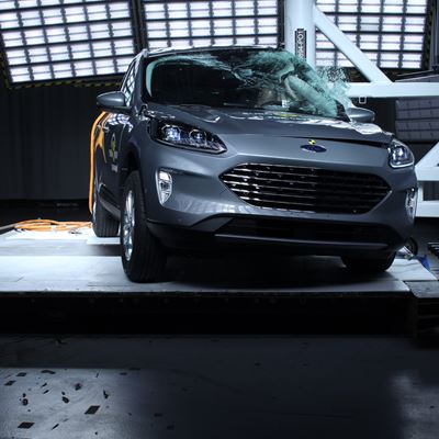 Ford Kuga PHEV - Pole crash test 2019