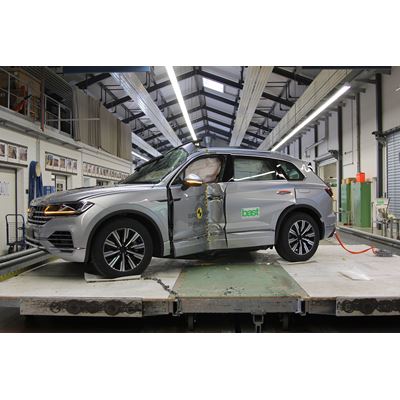 VW Touareg PHEV - Pole crash test 2018 - after crash