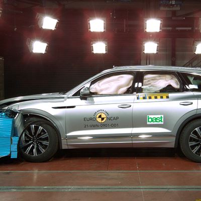 VW Touareg PHEV - Frontal Offset Impact test 2018