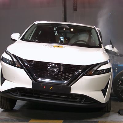Nissan Qashqai - Side Mobile Barrier test 2021