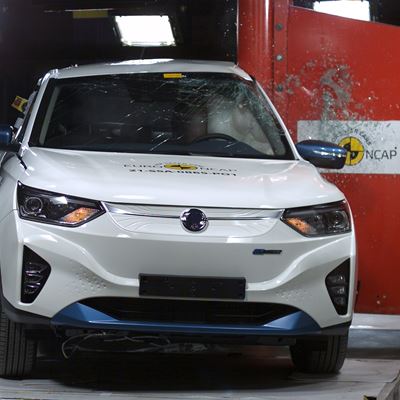 SsangYong Korando E-Motion - Pole crash test 2019