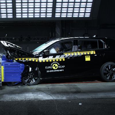Opel/Vauxhall Astra Plug-in Hybrid - Mobile Progressive Deformable Barrier test 2022
