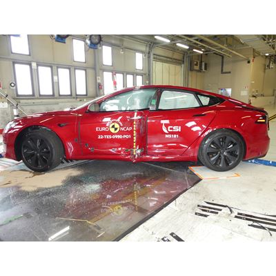 Tesla Model S - Side Pole test 2022 - after crash