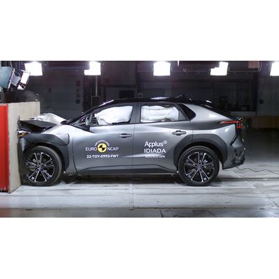Toyota bZ4X - Full Width Rigid Barrier test 2022