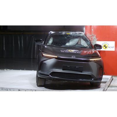 Toyota bZ4X - Side Pole test 2022