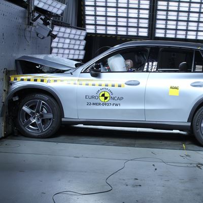 Mercedes-Benz GLC - Full Width Rigid Barrier test 2022