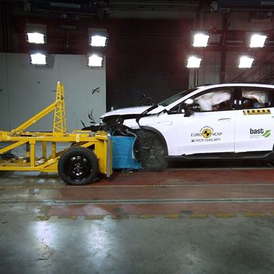 Mercedes-EQ EQE SUV - Mobile Progressive Deformable Barrier test 2023