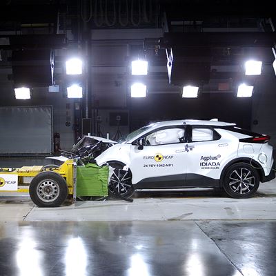 Toyota C HR Mobile Progressive Deformable Barrier test 2024