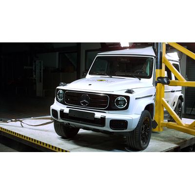 Mercedes-Benz G-Class EQ - Pole crash test 2019