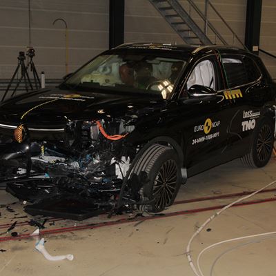 VW Tiguan eHybrid Mobile Progressive Deformable Barrier test 2024 after crash