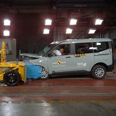 Ford Tourneo Courier - Mobile Progressive Deformable Barrier test 2024