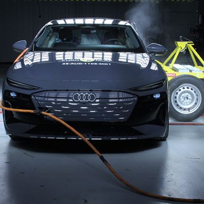 Audi A6 e tron Side Mobile Barrier test 2025