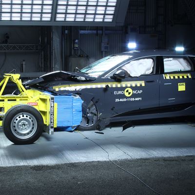 Audi A6 e tron Mobile Progressive Deformable Barrier test 2025