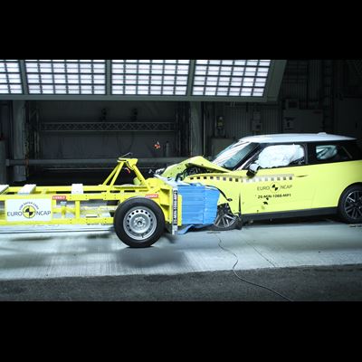 MINI Cooper E Mobile Progressive Deformable Barrier test 2025