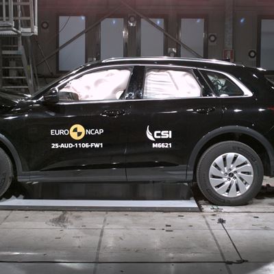 Audi Q5 Full Width Rigid Barrier test 2025