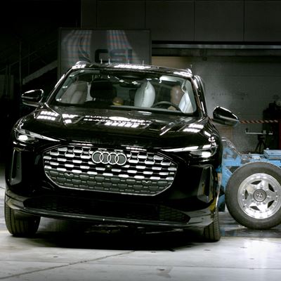 Audi Q5 Side Mobile Barrier test 2025
