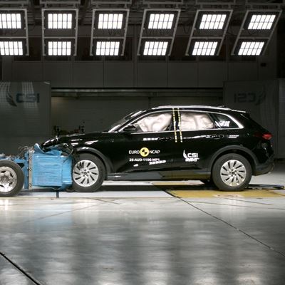 Audi Q5 Mobile Progressive Deformable Barrier test 2025