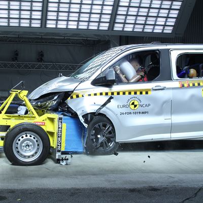 Ford Tourneo Custom Mobile Progressive Deformable Barrier test 2024