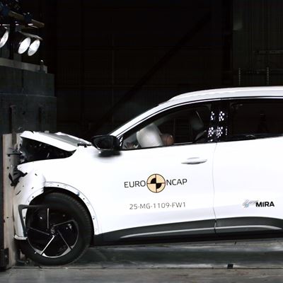 MG MGS5 EV Full Width Rigid Barrier test 2025