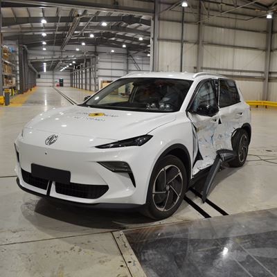 MG MGS5 EV Side Mobile Barrier test 2025 after crash