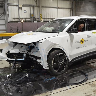 MG MGS5 EV Mobile Progressive Deformable Barrier test 2025 after crash